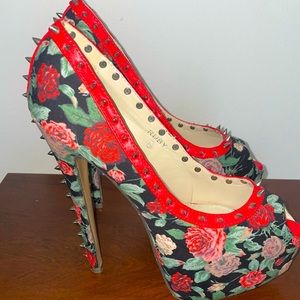 Peep toe studded pumps